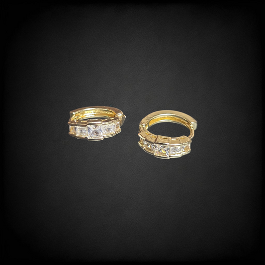 Aretes Oro Laminado Tipo Huggie con Zirconias Corte Princesa