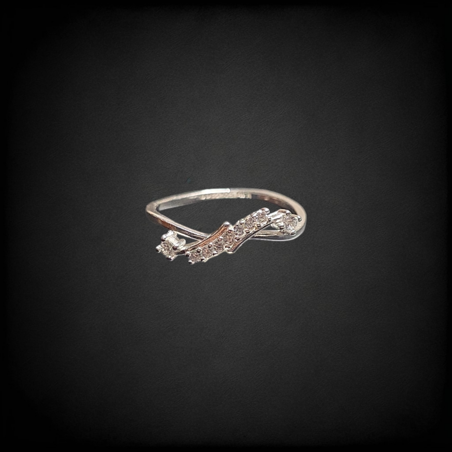 Anillo de Plata .925 con Zirconias Diseño Cruzado – Anillo Femenino
