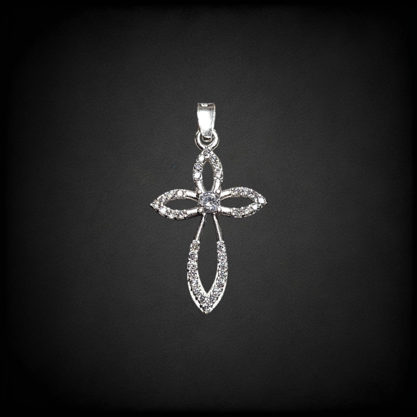 Dije de Cruz de Plata .925 con Zirconias Diseño Elegante – Colgante Religioso