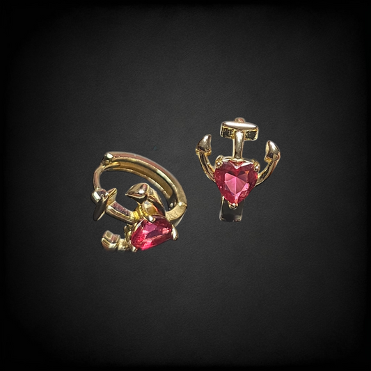 Aretes Oro Laminado Diseño Ancla con Zirconia Roja en Forma de Corazón